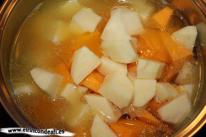 Crema de calabaza, cubrir de caldo de ave o de agua con una pastilla de caldo de ave
