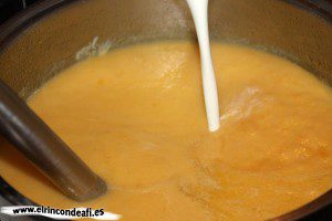 Crema de calabaza, añadir la nata líquida