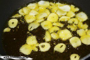 Habichuelas con papas y salsa bilbaína, freír los ajos