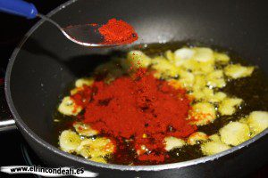 Habichuelas con papas y salsa bilbaína, añadir el pimentón