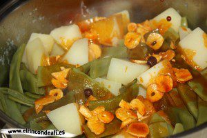 Habichuelas con papas y salsa bilbaína, dejar que se impregnen las verduras