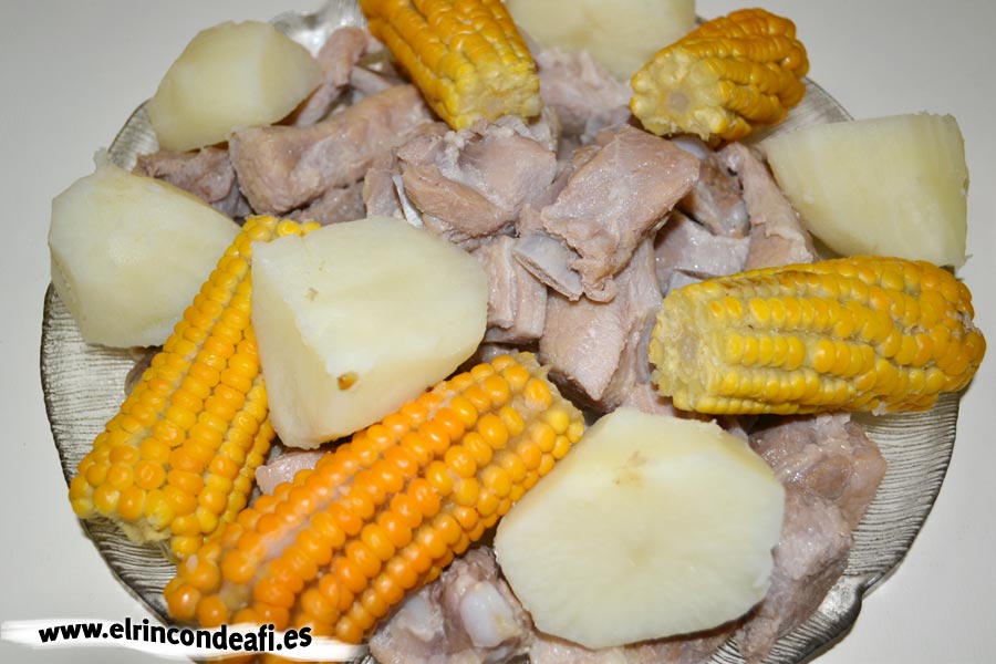 Costillas de cerdo con papas, piñas y mojo de cilantro, disponer los ingredientes