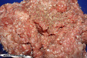 Filetes rusos, salpimentar la carne