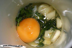 Filetes rusos, introducir ingredientes en un vaso picador