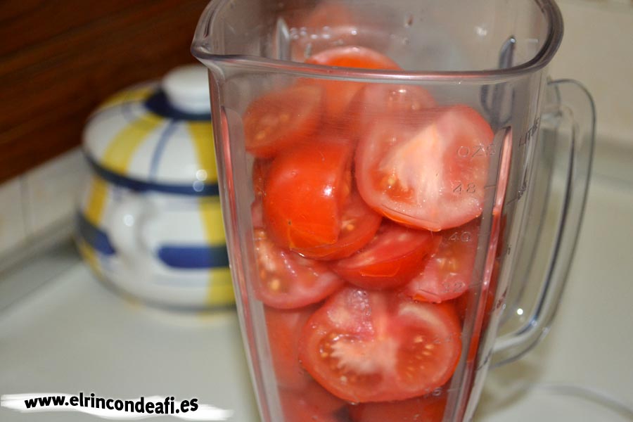 Gazpacho, disponer los tomates en el vaso triturador
