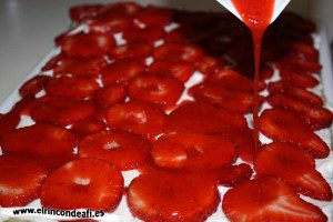 Hojaldre con nata y fresas, verter el sirope sobre el postre