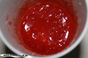 Hojaldre con nata y fresas, sirope de fresa