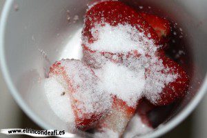 Hojaldre con nata y fresas, triturar unas pocas fresas con azúcar