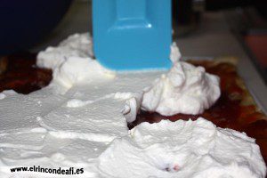 Hojaldre con nata y fresas, extender la nata sobre el hojaldre con mermelada