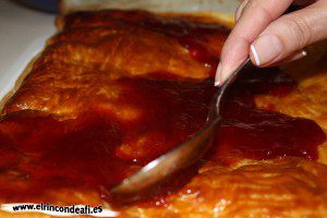 Hojaldre con nata y fresas, cubrir ojaldre con la mermelada
