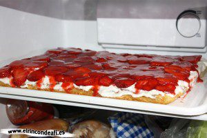 Hojaldre con nata y fresas, meter en la nevera