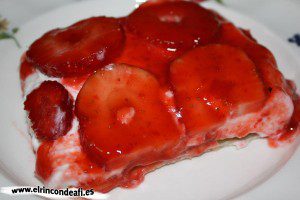Hojaldre con nata y fresas, emplatado