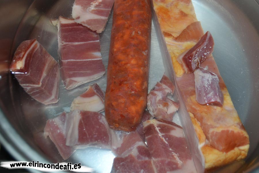 Judías con chorizo, bacon y jamón, introducir en un caldero el chorizo, el jamón y el bacon