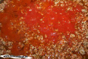 Macarrones a la boloñesa con champiñones, añadir la salsa de tomate