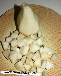 Ñoquis con salsa de pera, cortar las peras en cuadraditos