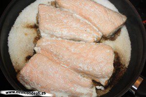 Salmón a la sal, cocinar hasta que quede en su punto