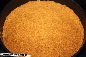 Tarta de tres colores, introducir en un molde las galletas trituradas y mezcladas con la mantequilla