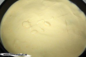 Tarta de tres colores, incorporar la mezcla sobre las galletas