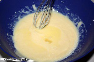 Tarta de tres colores, batir con unas barillas y a continuación añadimos el zumo de limón y las ralladuras