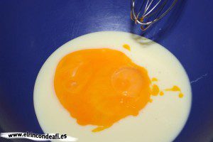 Tarta de tres colores, introducir en un bol la leche condensada y seguidamente la yema de los 3 huevos