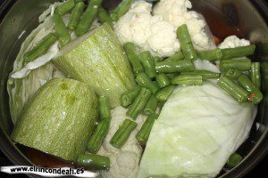 Verduras con pavo y bechamel, introducir verduras en el caldero