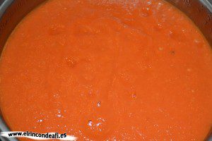 Arroz a la cubana, disponemos la salsa de tomate