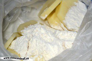 Papas a la importancia, introducir las papas en la harina
