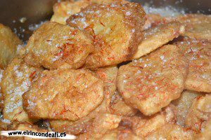 Papas a la importancia, añadir papas, azafrán y sal