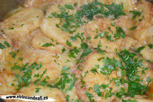 Papas a la importancia, cocer y espolvorear perejil picado