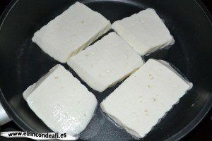 Queso a la plancha con mermelada de tomate, depositar queso en la sartén caliente