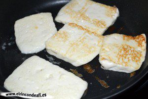 Queso a la plancha con mermelada de tomate, dorar y voltear el queso