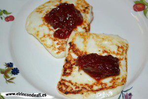 Queso a la plancha con mermelada de tomate, emplatamos y ponemos la mermelada
