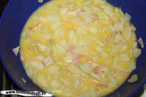 Tortilla de papas con bacon, añadir las papas