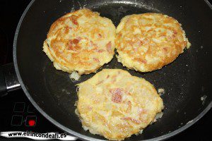Tortilla de papas con bacon, dejar que el huevo se dore