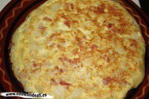Tortilla de papas con bacon, freír una tortilla grande