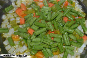Arroz de aprovechamiento, incorporamos el pimiento, las zanahorias y las judías verdes