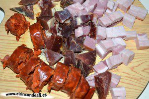Guiso de judías con tomate, troceamos el bacon, el chorizo y el jamón