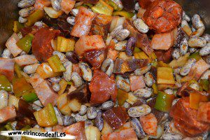 Guiso de judías con tomate, mezclamos todo bien