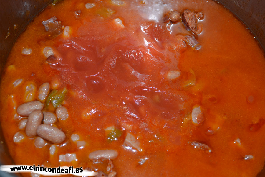Guiso de judías con tomate, abrimos la olla y le incorporamos la salsa de tomate