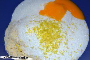 Panellets, poner los ingredientes en un bol para mezclar