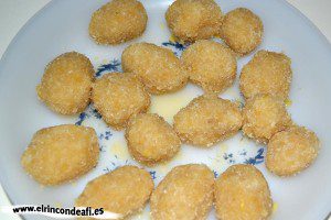 Panellets, formar bolitas con la masa