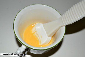 Panellets, batir una yema de huevo para pintar