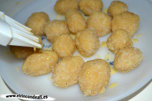 Panellets, pintar con yema de huevo batida