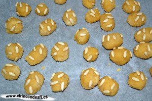 Panellets, decorar con los piñones