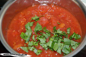 Parmigiana de berenjenas, preparar la salsa de tomate