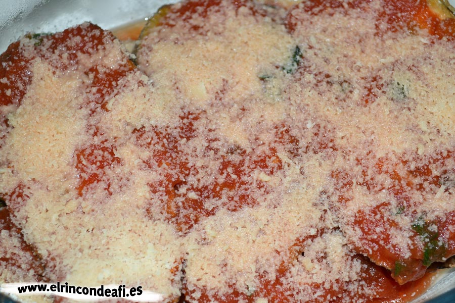 Parmigiana de berenjenas, añadir una capa más de queso