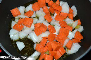 Pisto de setas, ponemos la cebolla picada y las zanahorias cortadas en cuadraditos