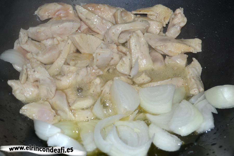 Pollo con verduras y salsa de ostras al wok, rehogar y añadir cebolla