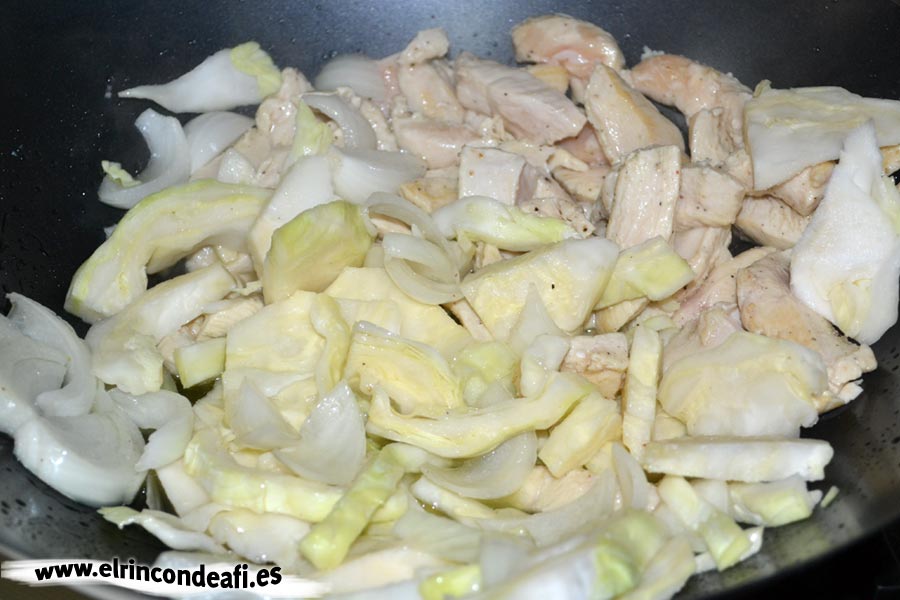 Pollo con verduras y salsa de ostras al wok, añadir la col