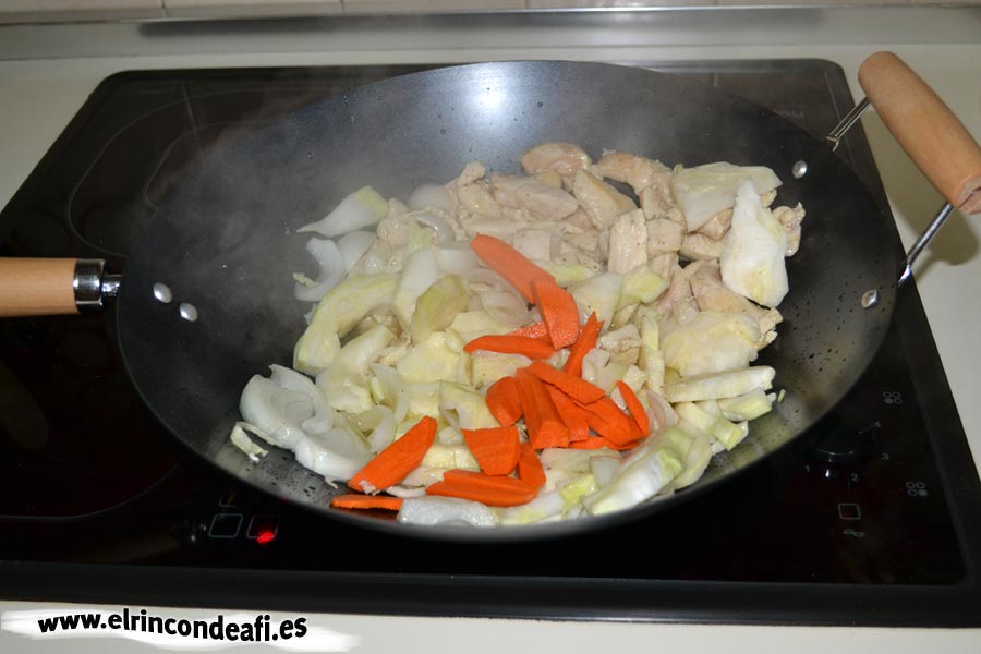Pollo con verduras y salsa de ostras al wok, añadir la zanahoria